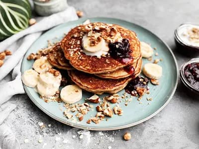 Placki jaglane z bananem i skyrem - Luncher Policzona Szama