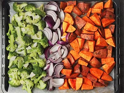 Zdrowa blacha z warzywami i kurczakiem - Luncher Policzona Szama