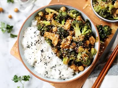 Błyskawiczny kurczak po chińsku z brokułem i ciecierzycą - Luncher Policzona Szama